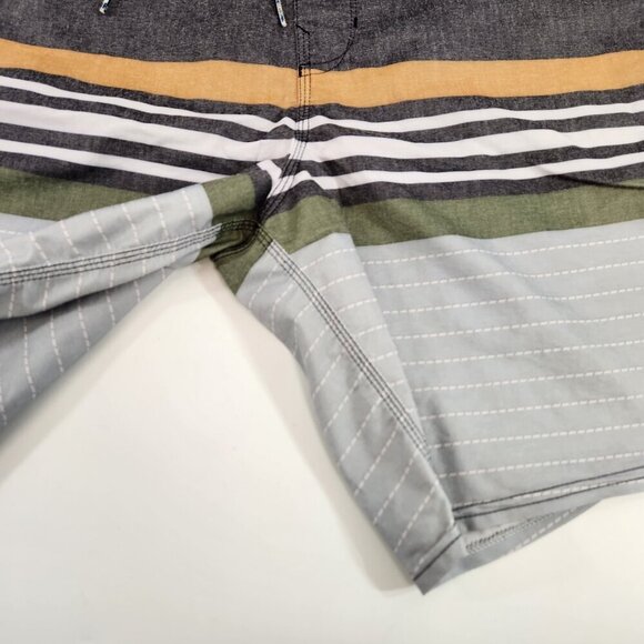 Mens Billabong Board Shorts Size 34 - Picture 2 of 11
